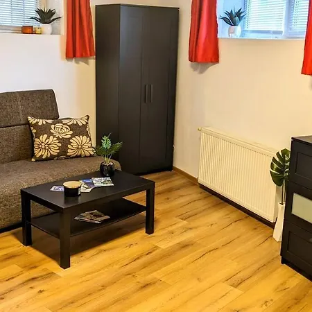 Cosy One Bedroom Flat With Free Parking & Wifi *